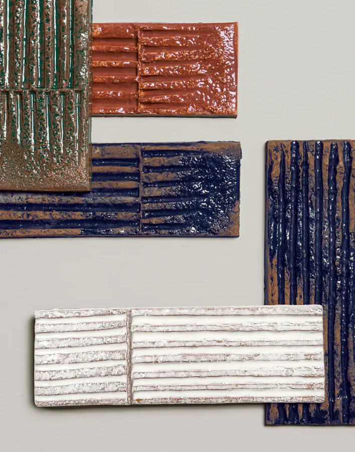 Плитка 23x8 Linea Blu Chamotte глянцевая, рельефная голубой в полоску Mutina Плитка 23x8 Linea Blu Chamotte глянцевая, рельефная голубой в полоску Mutina